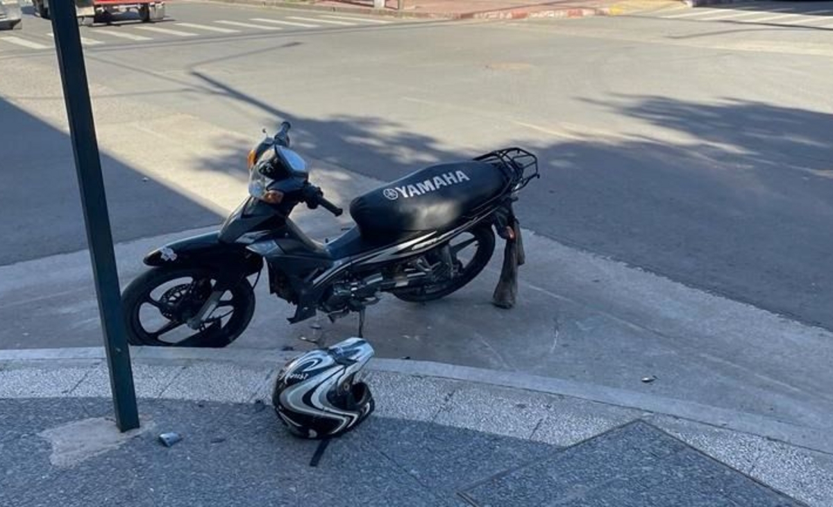 Una mujer fue hospitalizada por un choque en pleno centro