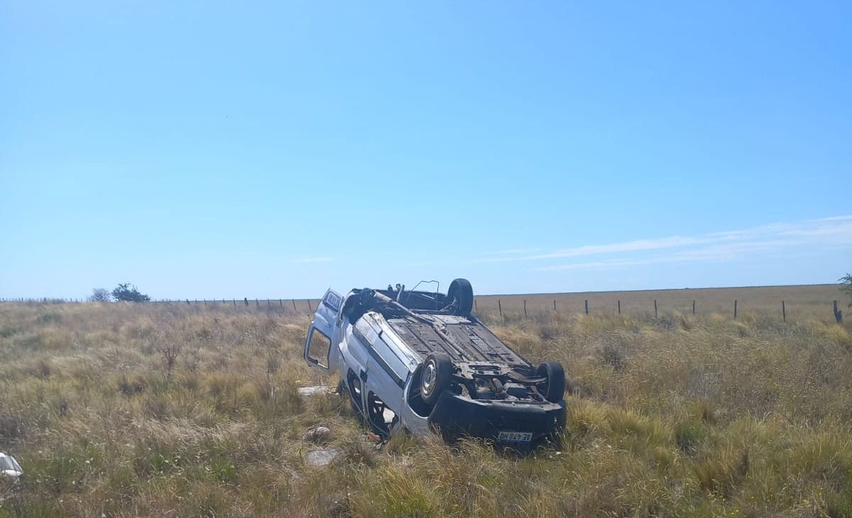 Una pareja volcó en la ruta 20 y una persona murió