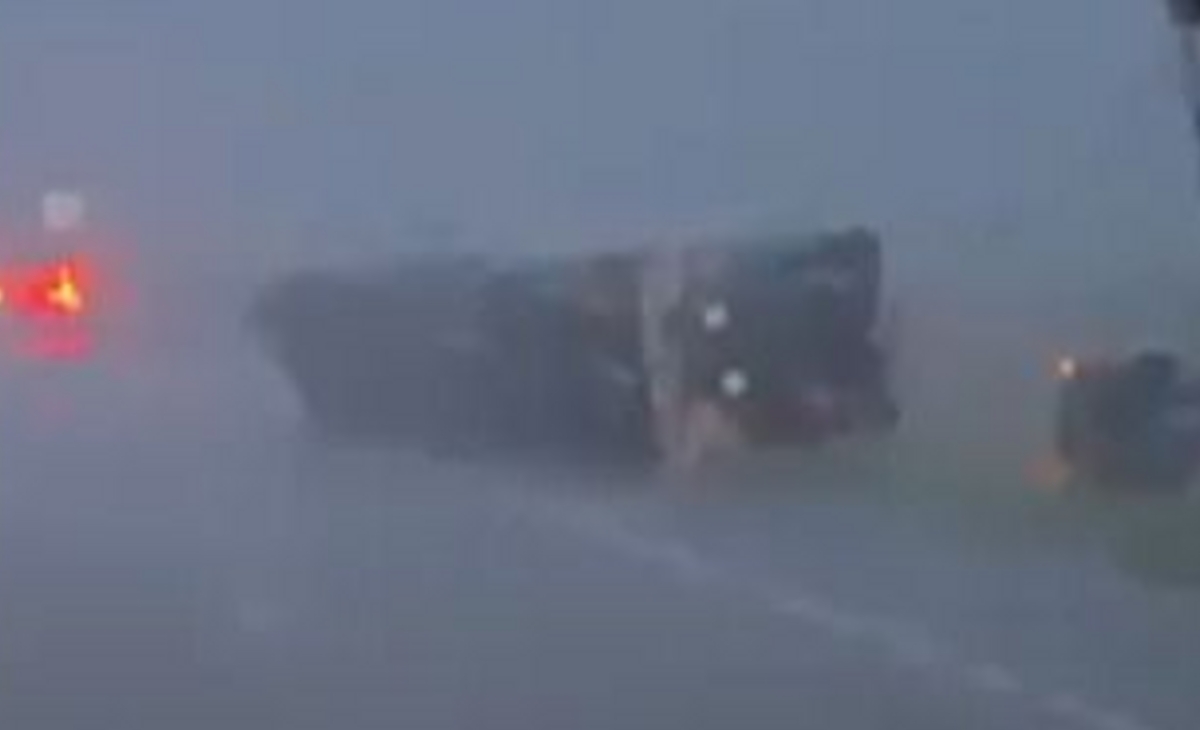 Más de 10 camiones volcaron por el fuerte temporal que azotó a la región
