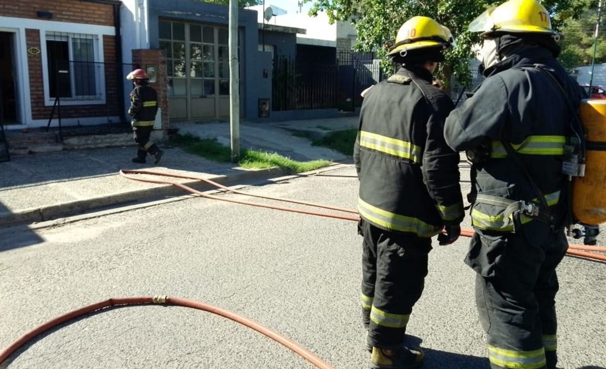 Bomberos concurrieron a un principio de incendio en una vivienda