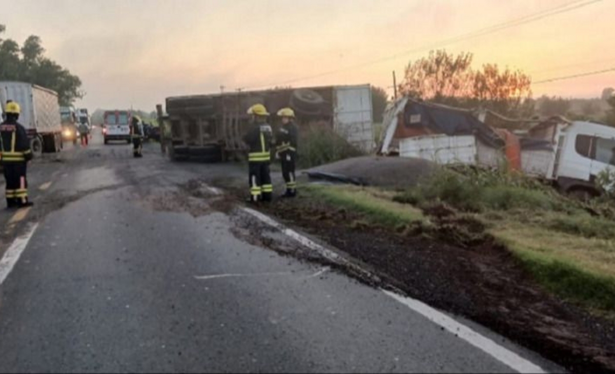 Camionero de Castex volcó en la ruta nacional 33, cerca de Venado Tuerto