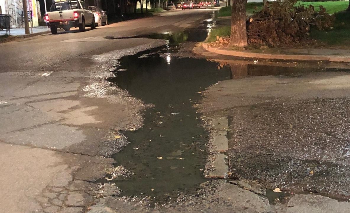 Quejas de vecinos por una gran pérdida de agua potable en Colonia Escalante