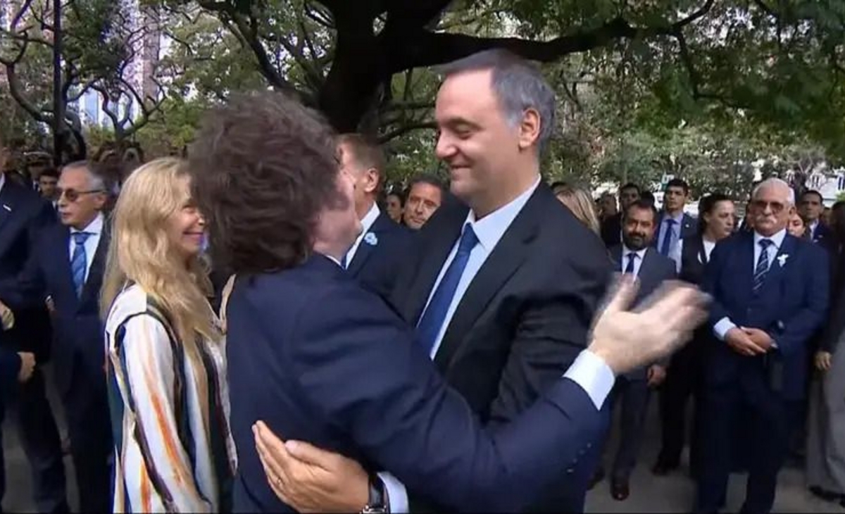 Milei le dio un efusivo abrazo a Adorni en el acto por Malvinas