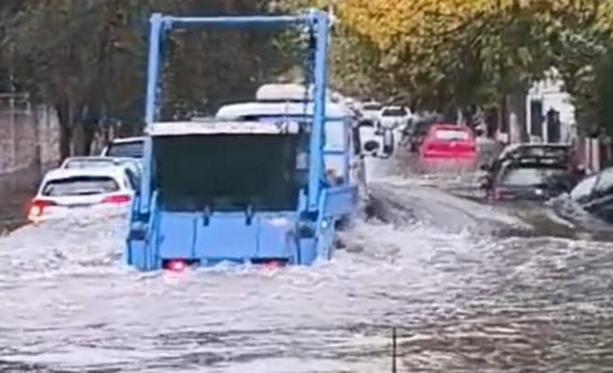 Un camión cruzó la calle inundada y levantó varios autos