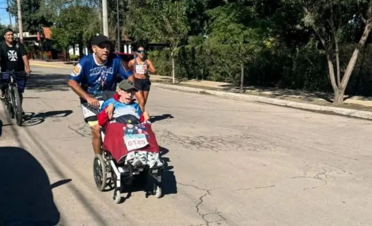 Un padre que corre para cumplir el deseo de su hijo con discapacidad