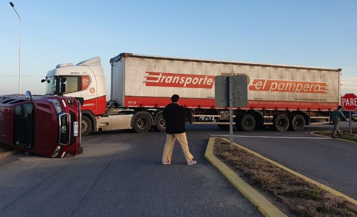 Choque y vuelco en el cruce de las rutas 5 y 7