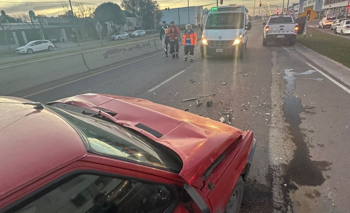 Chocaron un auto y una camioneta en la Avenida Circunvalación