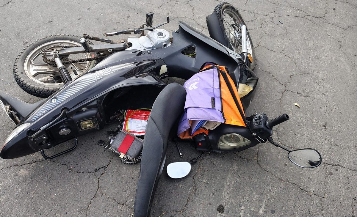 Un auto y una moto chocaron en pleno centro