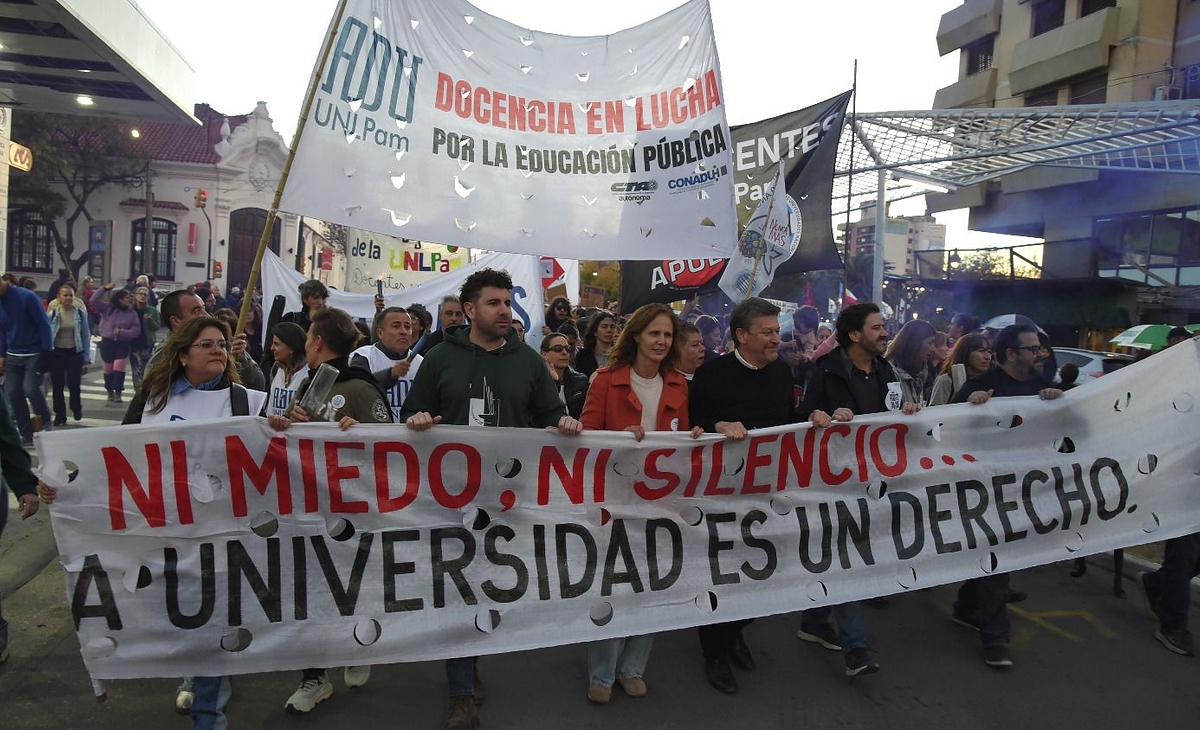 Voces y fotos de la masiva marcha en defensa de las Universidades
