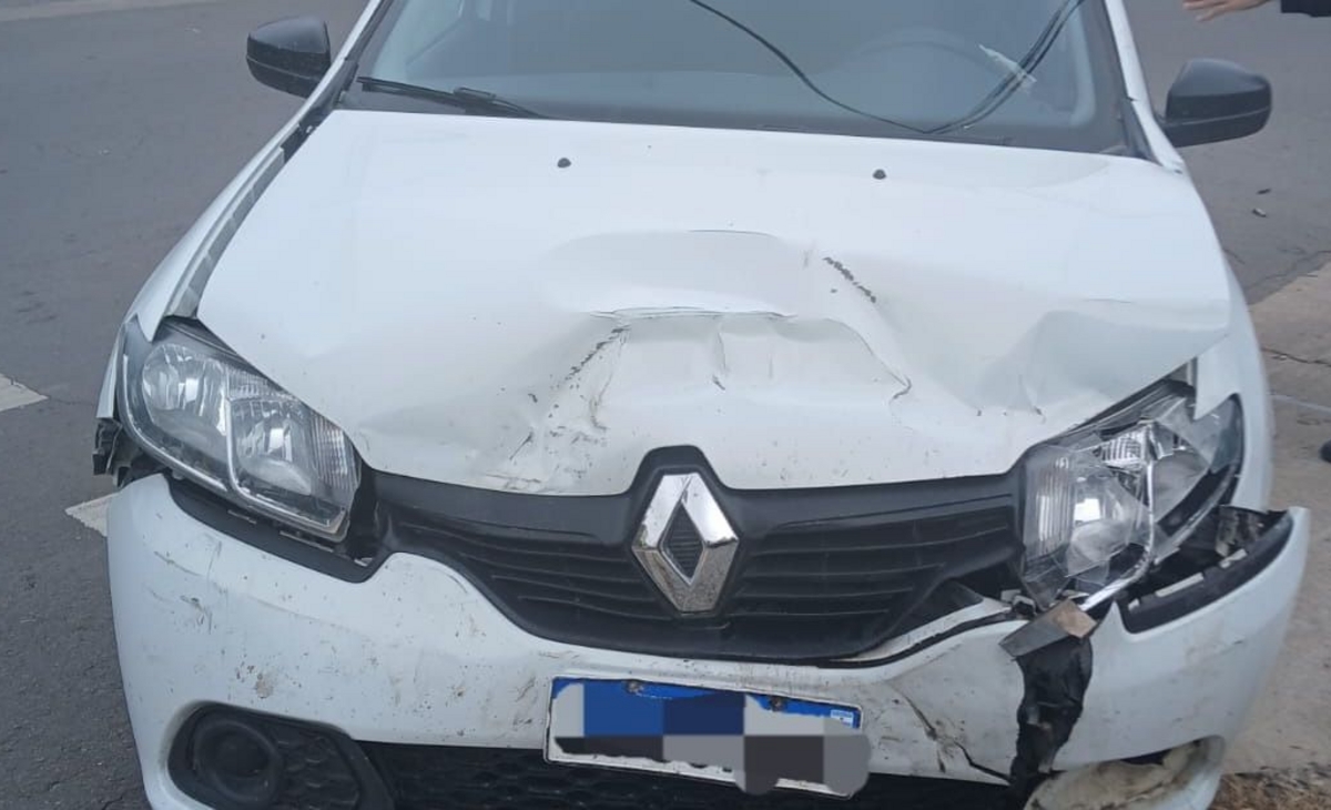 Un auto y una camioneta chocaron en el centro