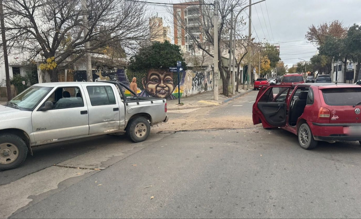 Fuerte choque entre auto y camioneta en el centro santarroseño