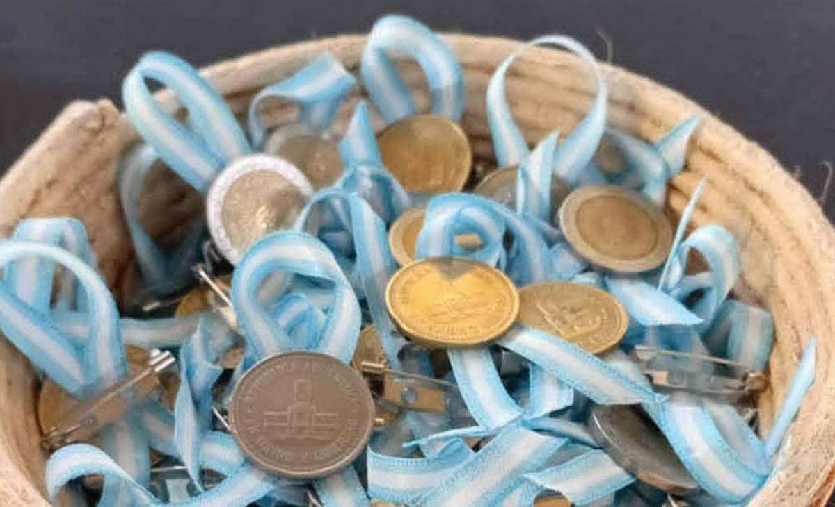 Monedas olvidadas resucitan como emblemas de patriotismo en Catriló