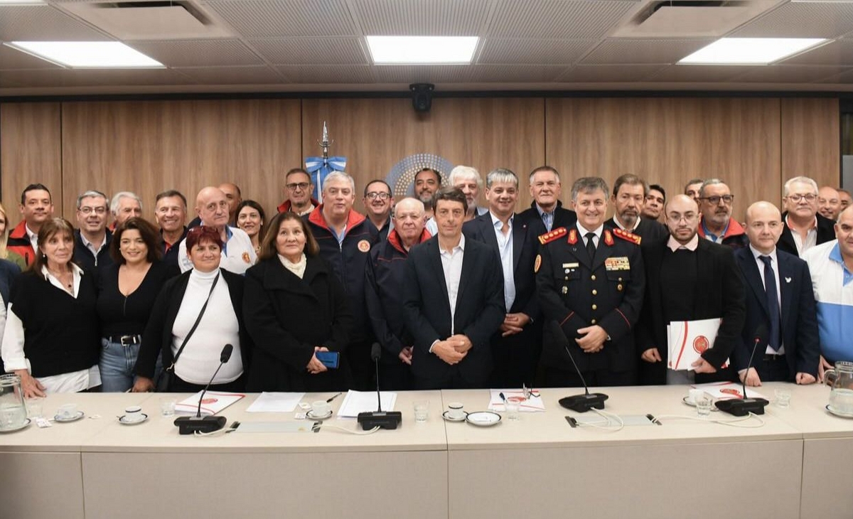 Bomberos de Argentina exigen fondos adeudados para su vital labor