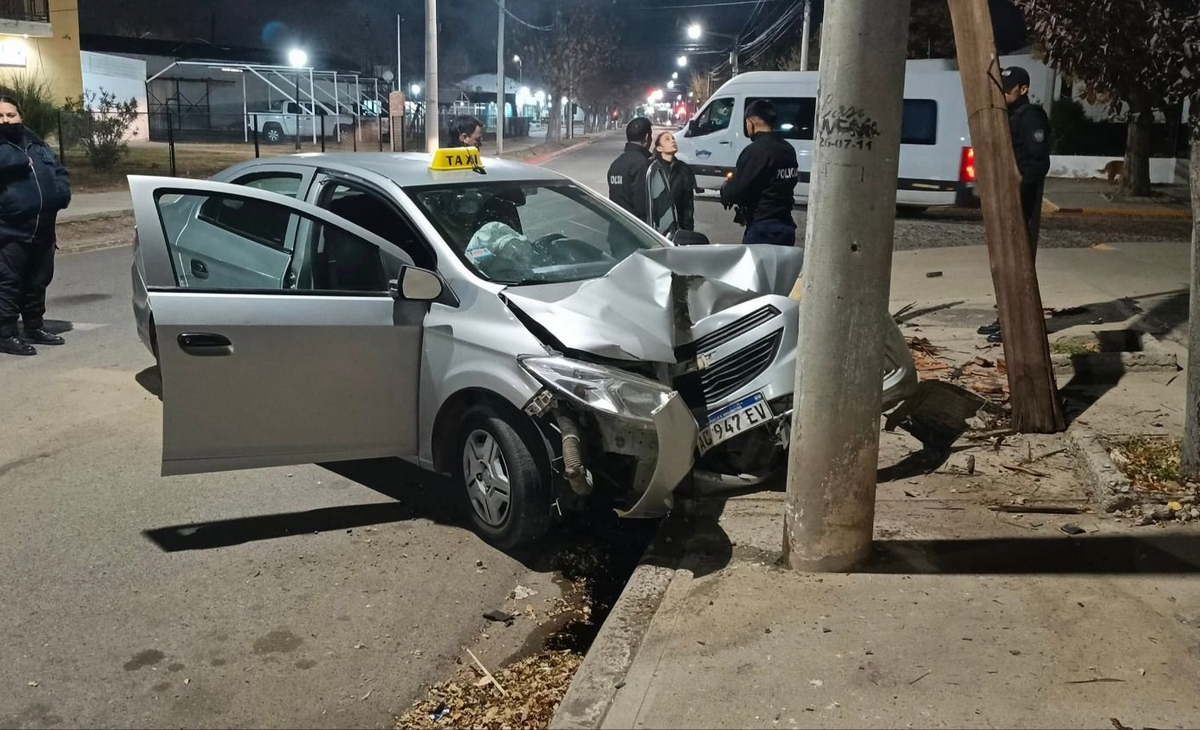 Taxista sufre lesiones tras chocar contra un poste en la ciudad