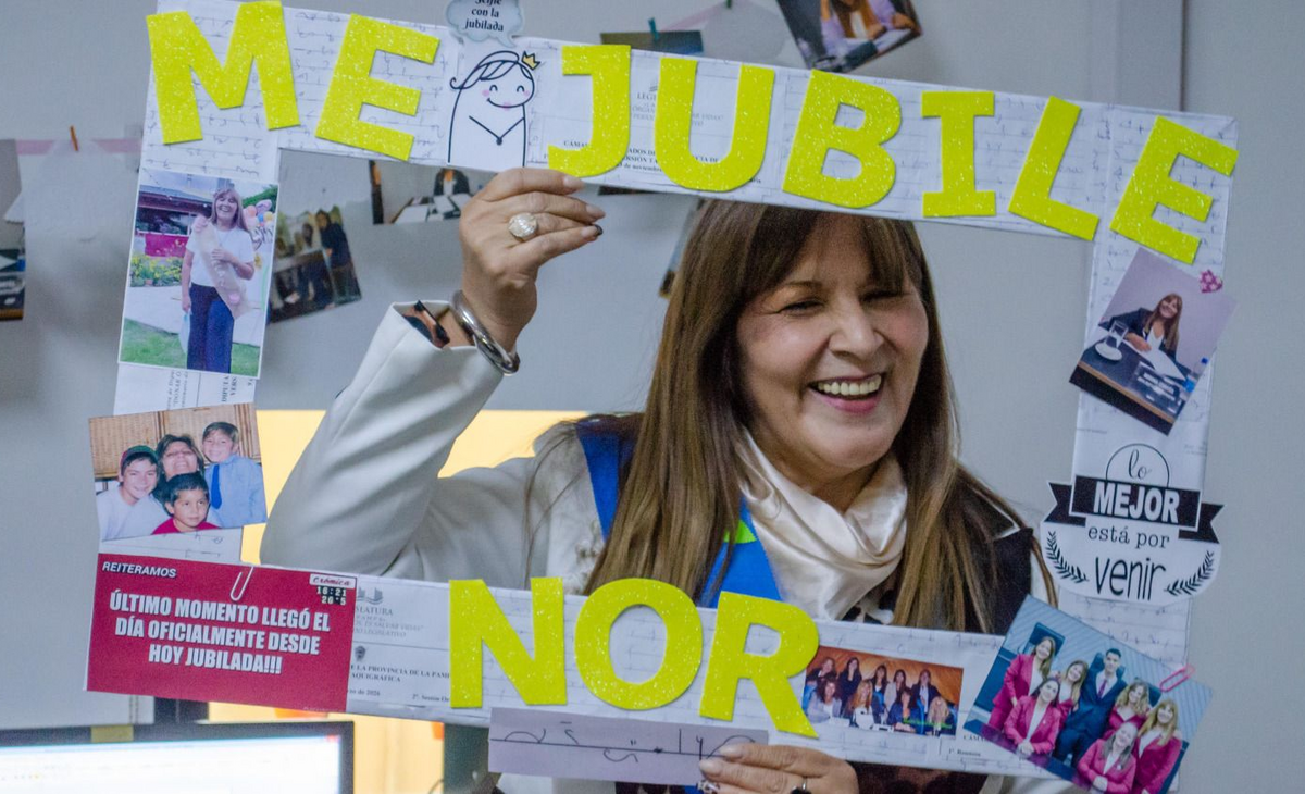 Despedida emotiva: La jefa de Taquígrafos se jubila tras cuatro décadas de servicio