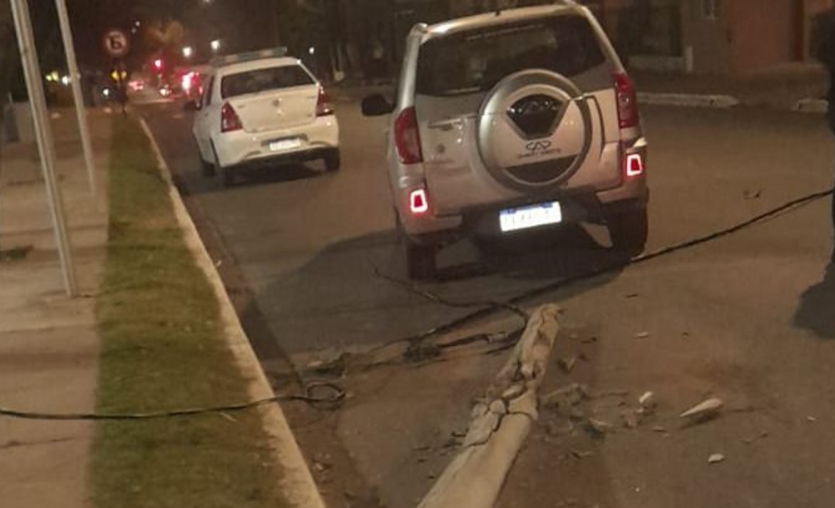 Choque de madrugada: un conductor alcoholizado impactó contra una columna en Santa Rosa