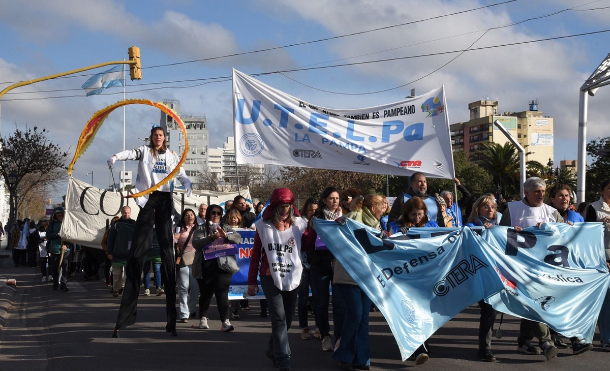 Convocan a un paro nacional docente para el próximo lunes