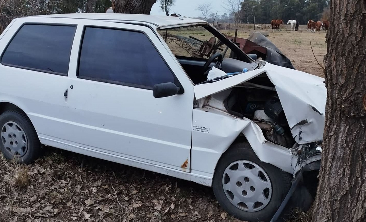 Accidente en Catriló: joven conductora choca contra un árbol y sufre lesiones leves