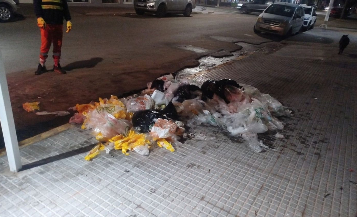 Clausuran local por arrojar pollos en la vereda y generar preocupaciones sanitarias
