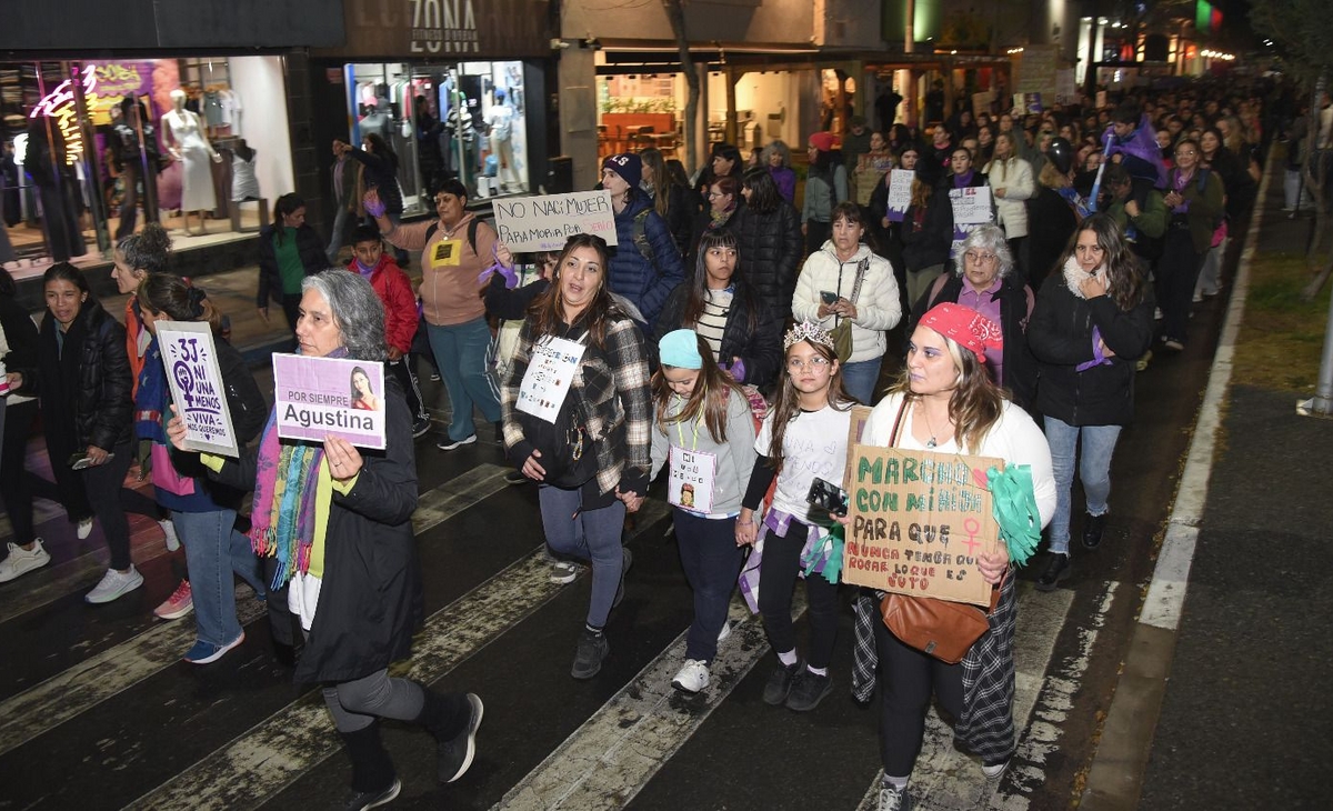 Cientos claman por justicia en la marcha de 'Ni Una Menos' en Santa Rosa