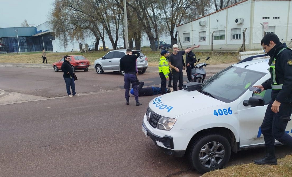Una motociclista sufre accidente en Santa Rosa y es hospitalizada