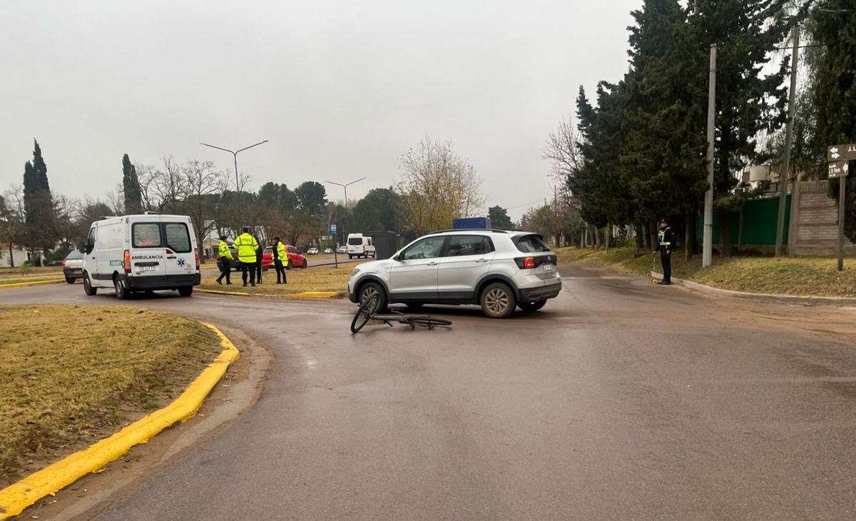Una ciclista hospitalizada tras ser chocada por una camioneta en la Perón