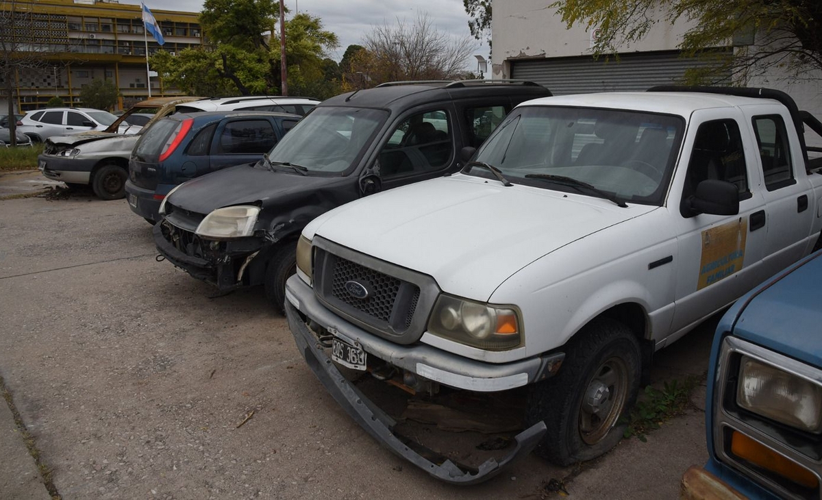 Camionetas abandonadas en la terminal: un reflejo del desmantelamiento de servicios estatales