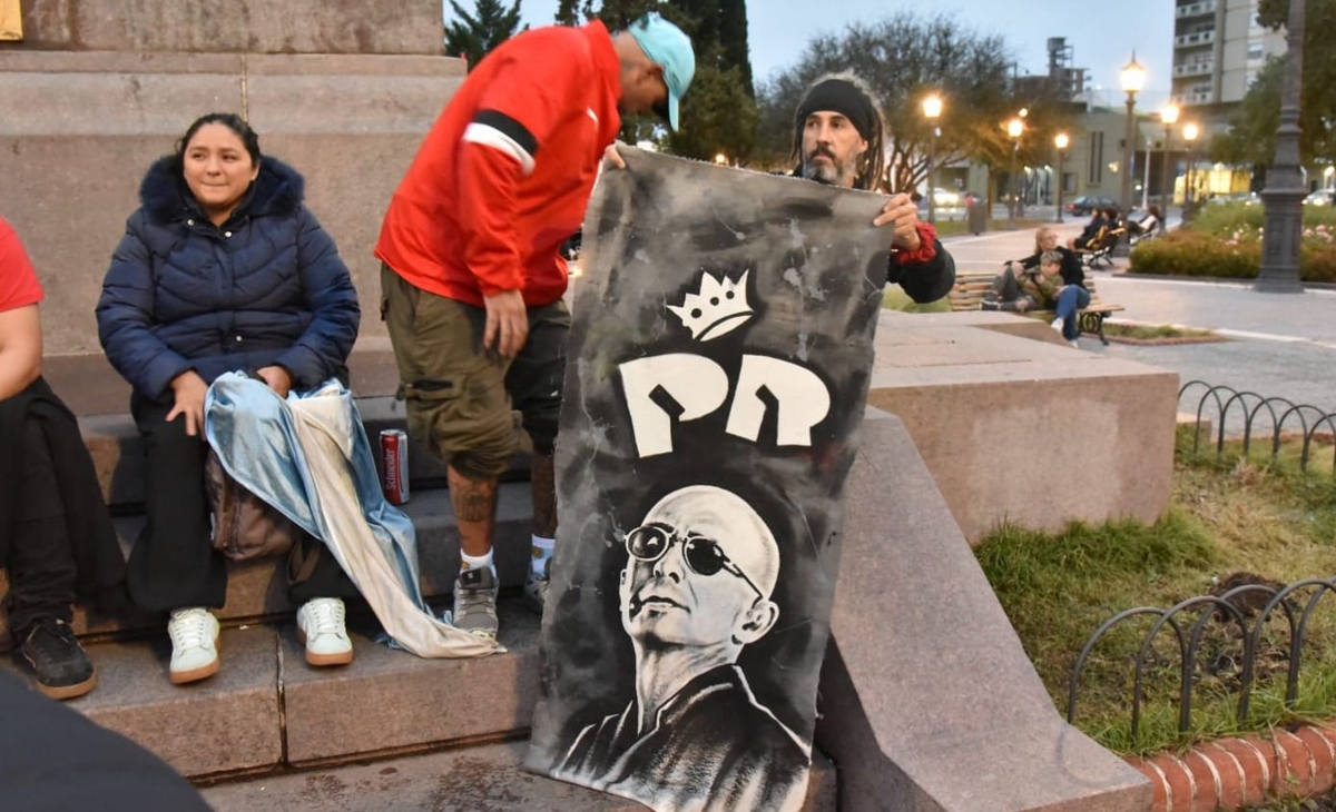 Adiós al Indio: La Plaza San Martín se llena de despedidas y música