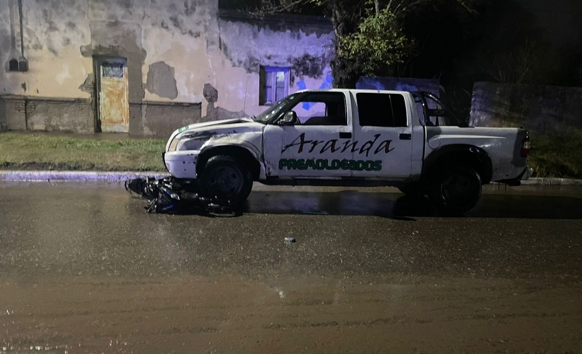 Impactante choque en Catriló: dos heridos graves tras colisión entre moto y camioneta