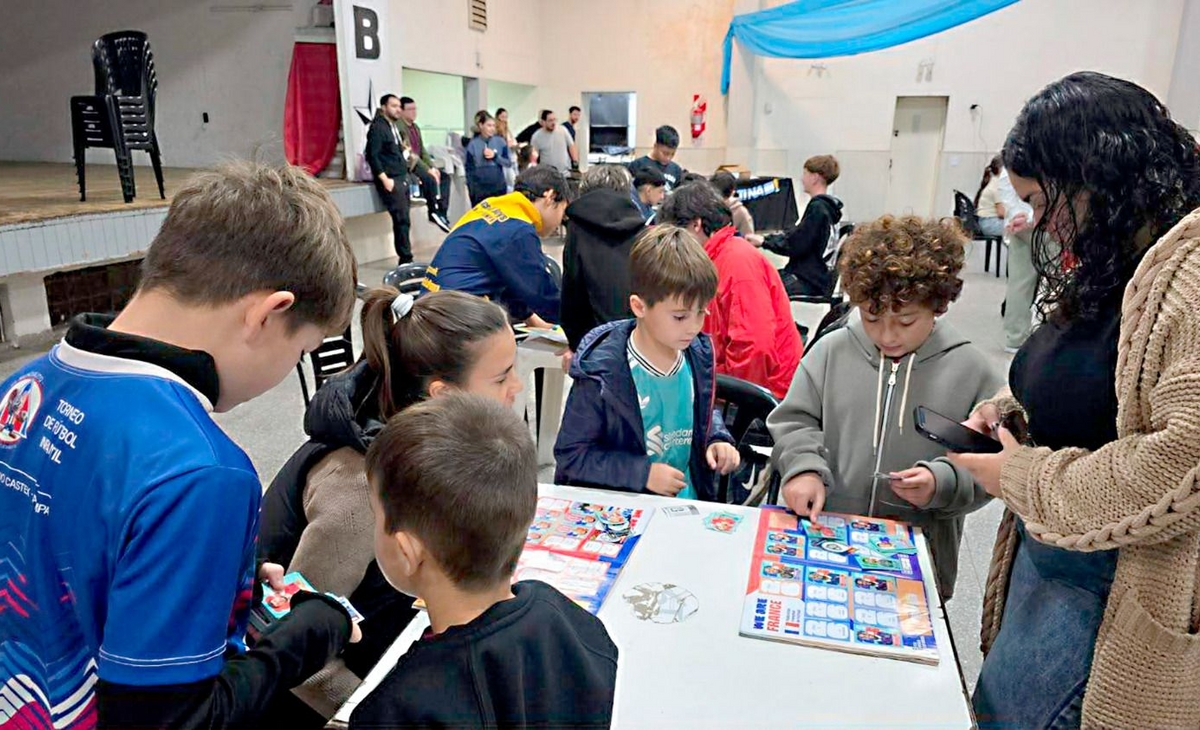 La Magia del Intercambio: Niños y Familias Se Reunieron para Completar el Álbum del Mundial 2026