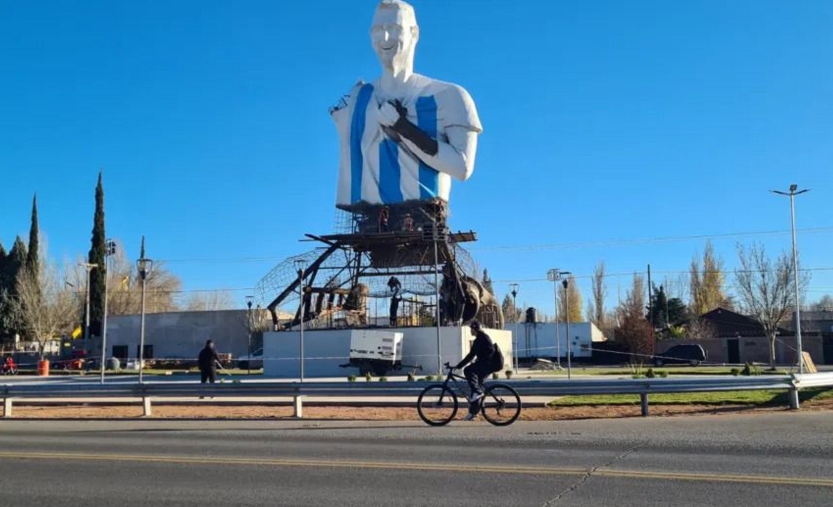 Cutral Có revela la monumental estatua de Messi con miras al Mundial