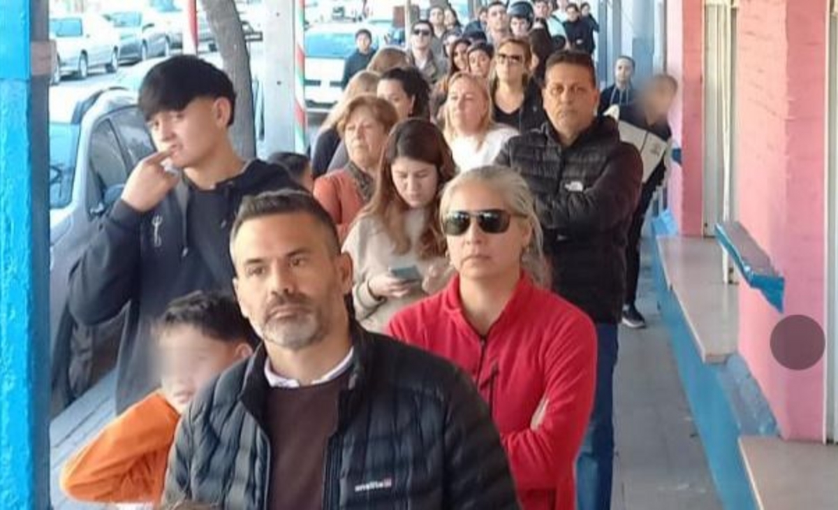 El furor por las figuritas del Mundial desata largas filas y desabastecimiento en Santa Rosa