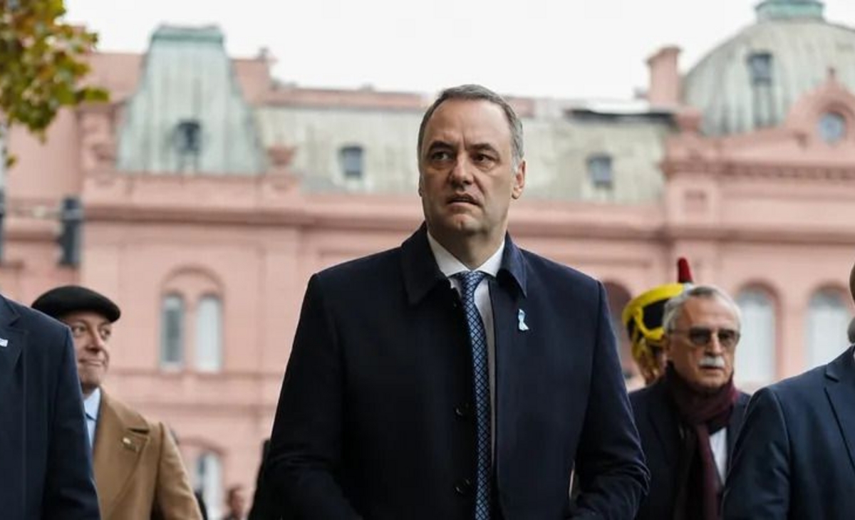Adorni renunció a su cargo en el directorio de YPF