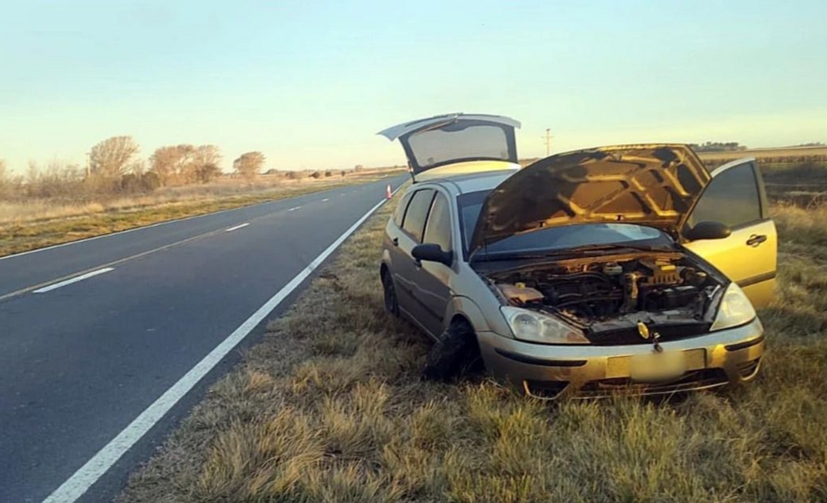 Camión perdió una compuerta y provocó un despiste