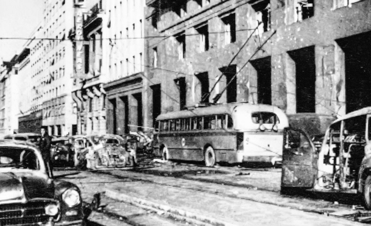 Memoria en Silencio: 71 Años del Bombardeo a la Plaza de Mayo