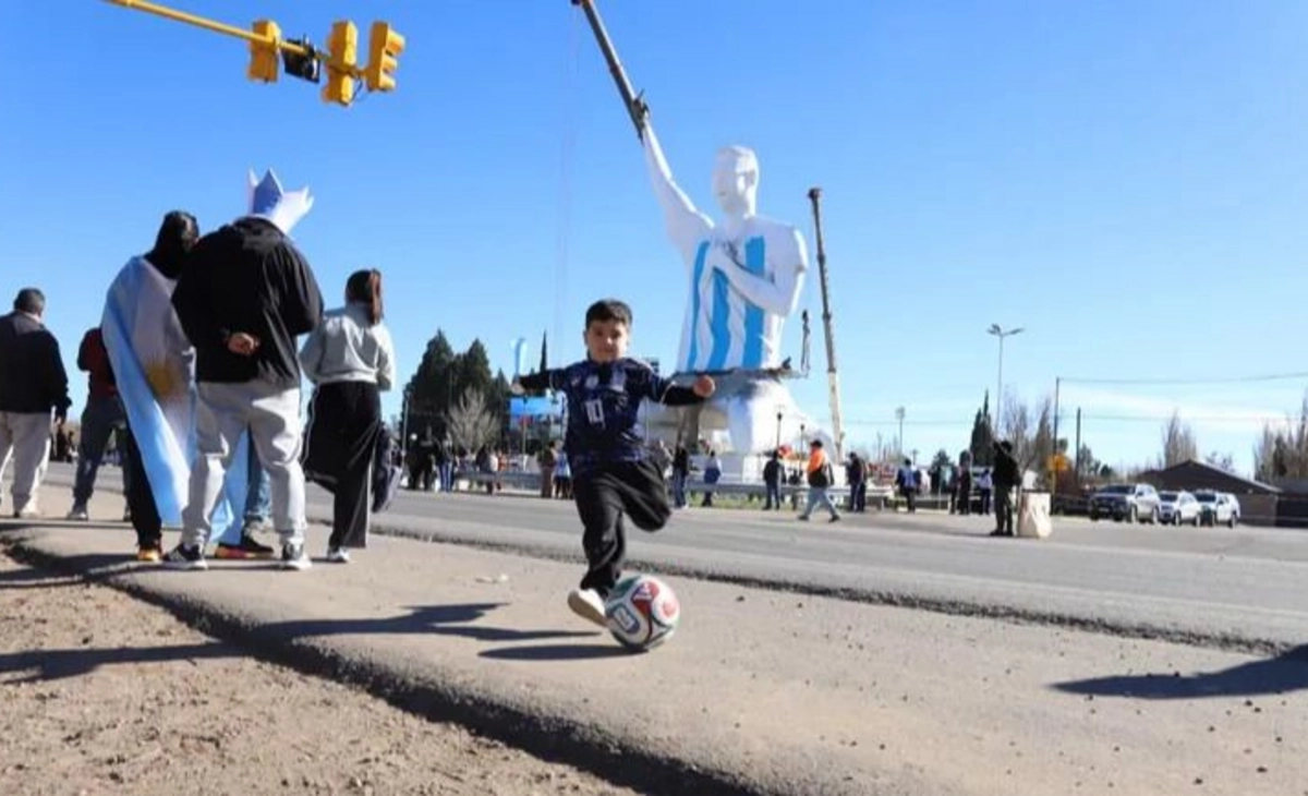Cutral Có celebra la inauguración de la estatua más alta del mundo dedicada a Lionel Messi
