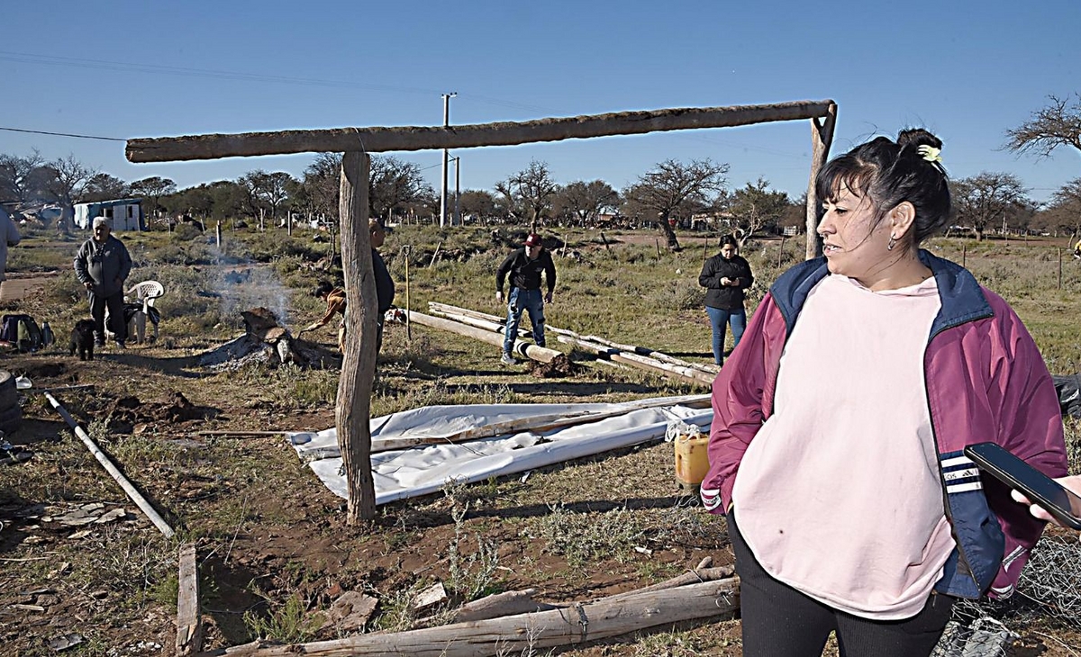 Desalojo en El Amanecer: Una madre y sus hijos pierden su hogar en plena mañana