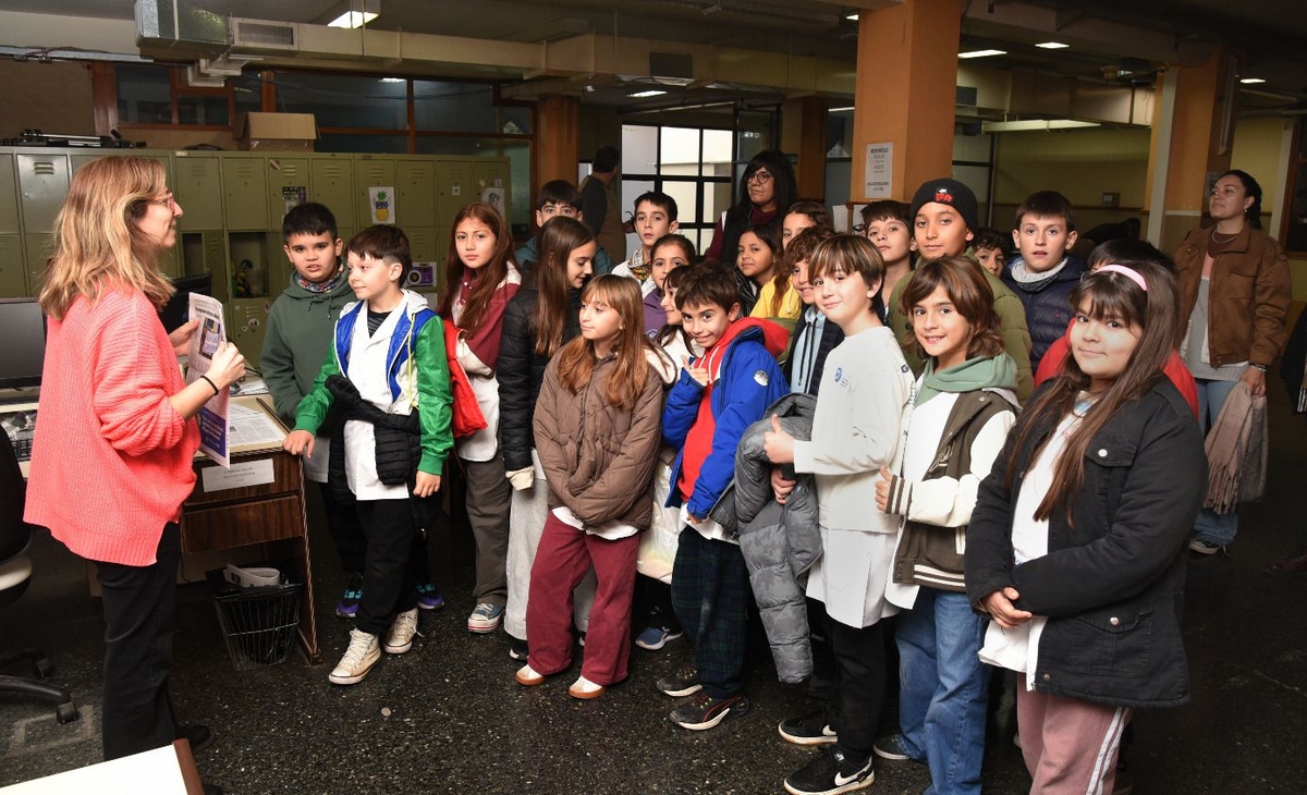 Un Viaje al Corazón del Periodismo: Estudiantes Conocen LA ARENA y RADIO NOTICIAS