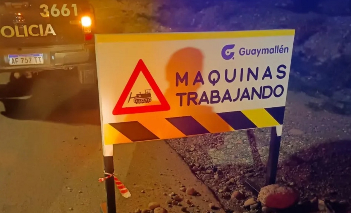 Robó un cartel de "máquinas trabajando" y terminó detenido