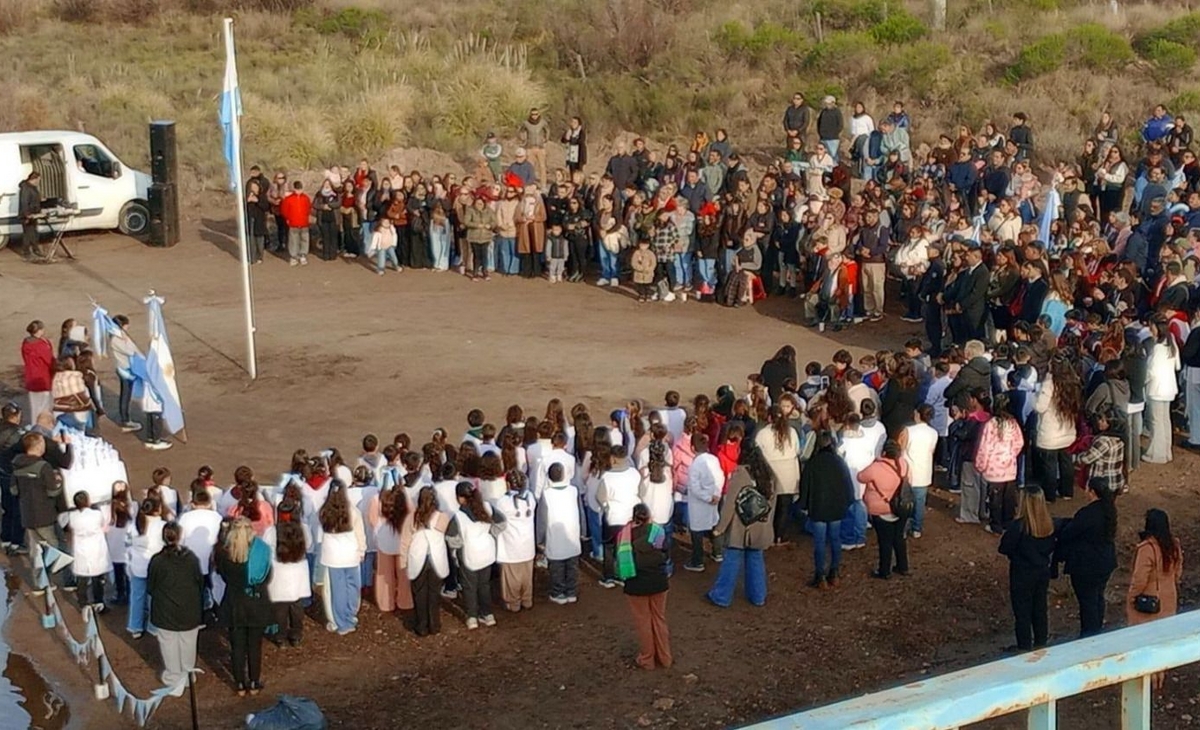 Ceremonia Patriótica en Santa Isabel: Promesa de Lealtad a la Bandera junto al Río Salado
