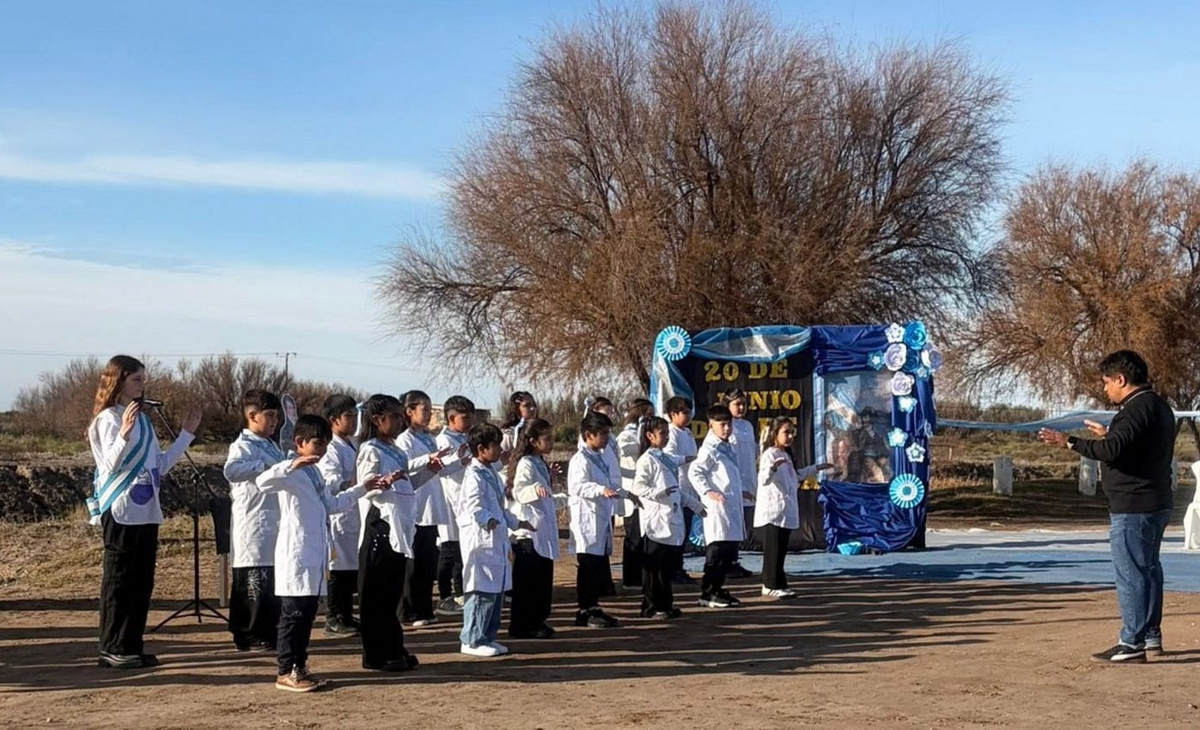 Emoción y Tradición en el Día de la Bandera de Algarrobo del Águila