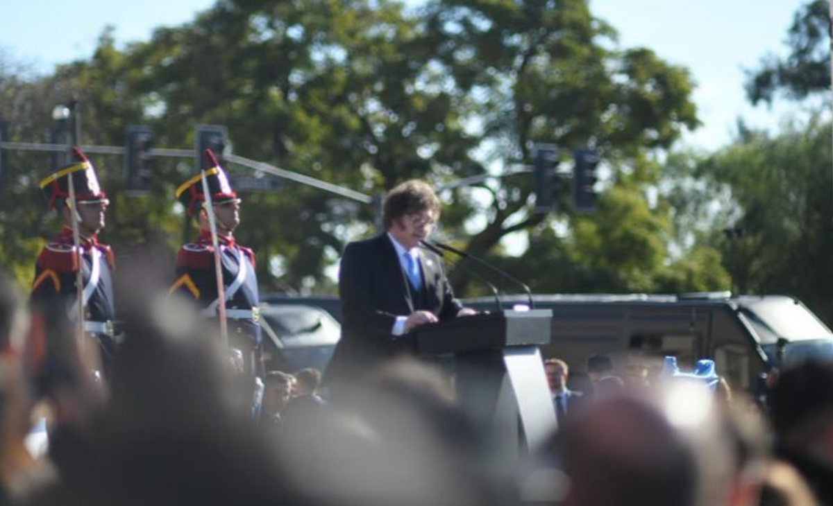 Milei encabezó el homenaje a Belgrano con un discurso errático y junto a Adorni