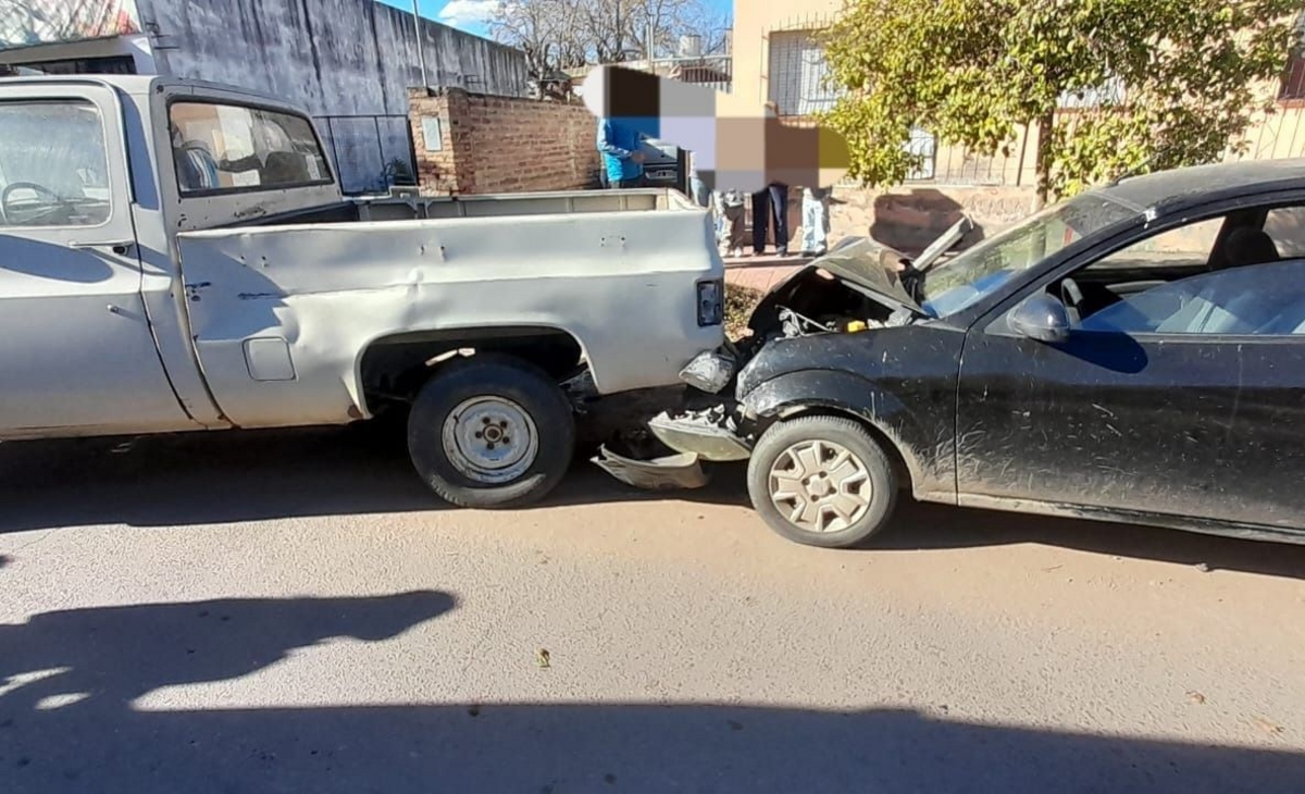 Un auto chocó una camioneta estacionada en la calle Schmitd