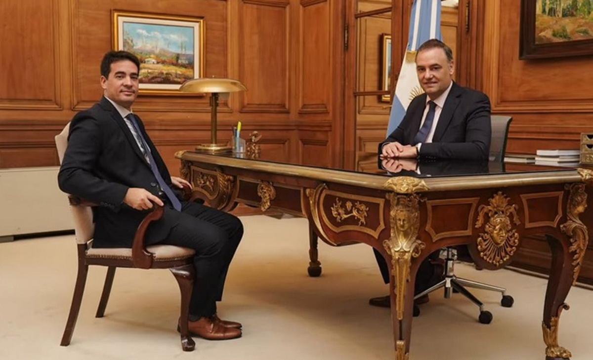 Ravier tiene su foto con Adorni: “clave para comunicar”