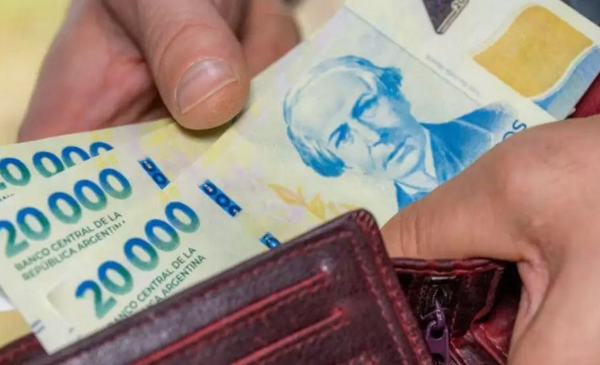 Los salarios registrados repuntaron en abril, pero siguen 4% debajo de septiembre