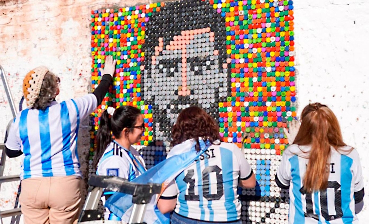 Un mural homenaje a Messi une corazones en Victorica