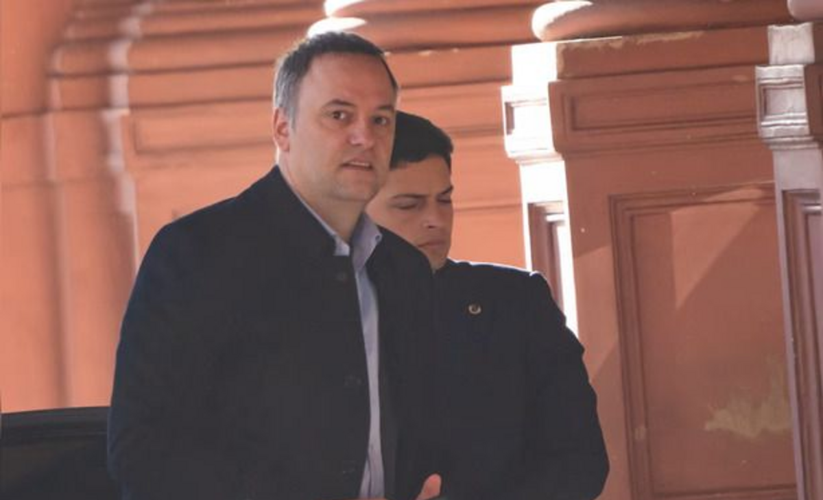 Prohibieron la salida del país a Manuel Adorni por peligro de fuga inminente