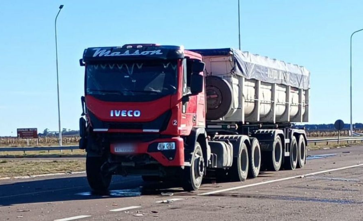 Chocaron dos camiones en el cruce de las rutas 35 y 18