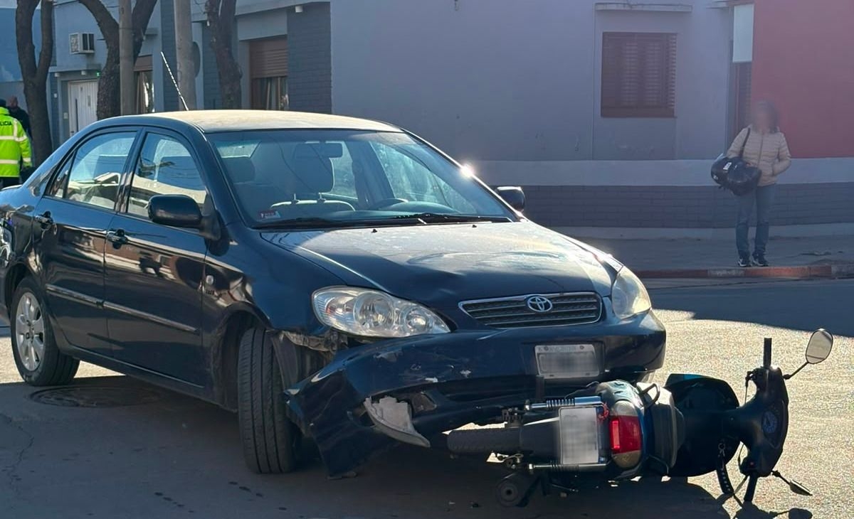 Una motociclista fue trasladada tras ser chocada por un auto