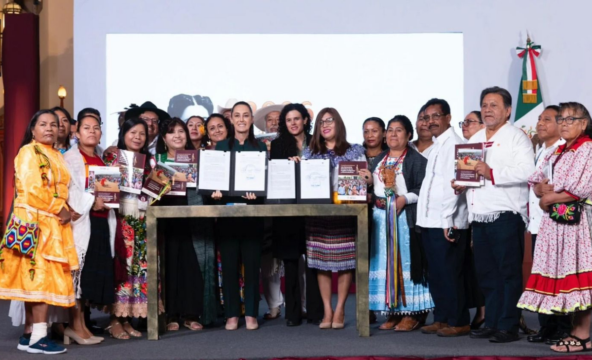 Sheinbaum firma iniciativa de ley a favor de indígenas y afromexicanos